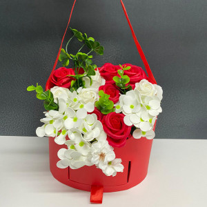 Aranjament floral cu trandafiri si orhidee de sapun in cosulet cu sertar - Img 2