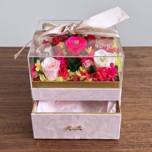 Aranjament floral de lux cu 11 trandafiri criogenati, cutie patrata din catifea roz pudrat cu sertar si capac din plexiglas - Img 3