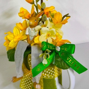 Aranjament floral Easter cu iepuras decorativ si flori artizanale, in cana de ceramica, galben-alb