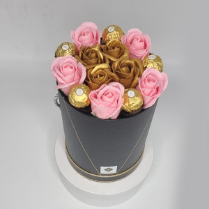 Aranjament floral Desire in cutie inalta cu 9 trandafiri roz si aurii si Praline