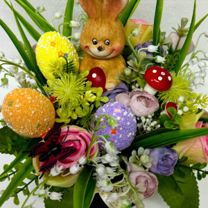 Aranjament floral Easter, decoratiune iepure, 3 oua decorative, plante verzi, trandafiri si lacramioare artificiale, in cutie rotunda neagra