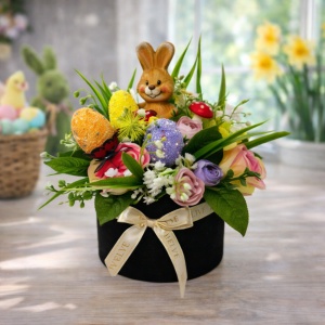 Aranjament floral Easter Bunny cu oua decorative si flori artificiale in cutie rotunda neagra, 23 cm