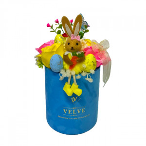 Aranjament floral Easter, decoratiune iepure, 3 oua decorative, plante verzi, trandafiri si garoafe de sapun, in cutie rotunda catifea albastra