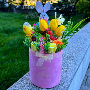 Aranjament floral Easter, decoratiune iepure, 1 ou decorativ, lacramioare si plante verzi artificiale, trandafiri, lalele de sapun, in cutie rotunda catifea roz