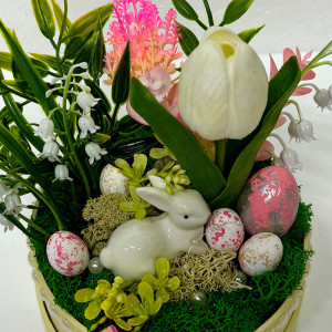 Aranjament floral Easter, decoratiune iepure, 5 oua decorative, lacramioare, lalea si eucalipt artificiale, pe pat de licheni naturali stabilizati, in cutie rotunda