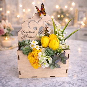 Aranjament floral Envelo cadou pentru mama, cu flori de sapun, hortensii, lalele si margaritare, in cutie decorativa