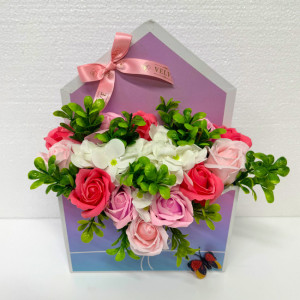 Aranjament floral Envelo, trandafiri si hortensii sapun, in cutie forma plic albastru