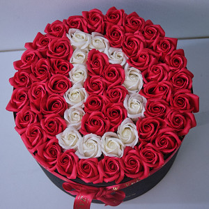 Aranjament Floral Etern personalizat cu litera D, in cutie rotunda neagra cu 55 trandafiri din sapun