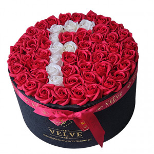 Aranjament Floral Etern personalizat cu litera F, in cutie rotunda neagra cu 55 trandafiri din sapun