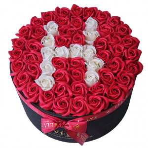 Aranjament Floral Etern personalizat cu litera H, in cutie rotunda neagra cu 55 trandafiri de sapun