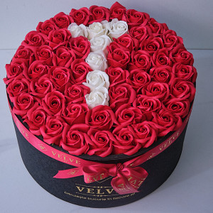 Aranjament Floral Etern personalizat cu litera T, in cutie rotunda neagra cu 55 trandafiri din sapun