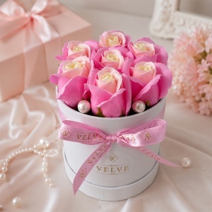 Aranjament floral Glamour Double Color cu 7 trandafiri de sapun bicolor, in cutie rotunda, 16x11 cm, Roz-Alb - Img 3