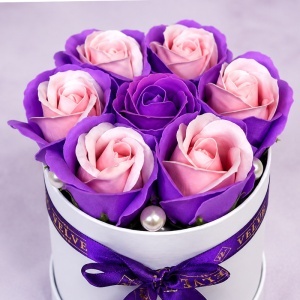 Aranjament floral Glamour Double Color cu 7 trandafiri de sapun bicolor, in cutie rotunda, 16x11 cm, Mov-Roz pal - Img 4
