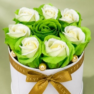 Aranjament floral Glamour Double Color cu 7 trandafiri de sapun bicolor, in cutie rotunda, 16x11 cm, Verde-Alb - Img 3