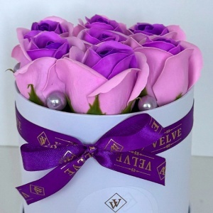 Aranjament floral Glamour Double Color, cutie rotunda cu 7 trandafiri sapun in doua culori, Lila-Mov - Img 2