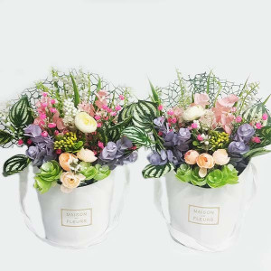 Aranjament floral in cutie alba cu trandafiri si margaritari