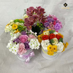 Aranjament floral in cutie alba rotunda cu trandafiri din sapun si alte accesorii, galben - alb - rosu
