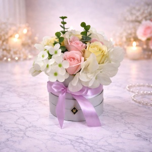 Aranjament floral in cutie alba rotunda cu trandafiri din sapun si alte accesorii, alb - roz - galben pal