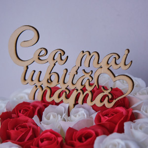 Aranjament floral in cutie rotunda rosie, cu 25 trandafiri rosii din sapun si mesaj "Cea mai iubita mama"