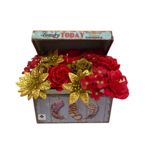 Aranjament floral in cutie tip cufar cu trandafiri, hortensii si craciunite de sapun, rosu gold