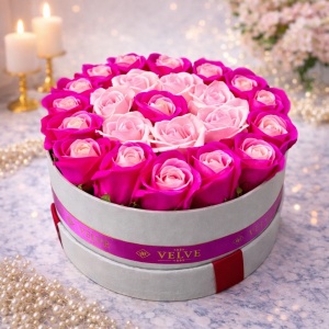 Aranjament floral in doua culori, cutie rotunda cu 25 trandafiri sapun, roz-fucsia