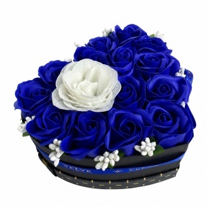 Aranjament floral in forma de inima Velvet Heart cu 15 trandafiri de sapun si accent cu sclipici, Albastru - Alb - Img 2