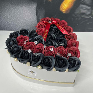 Aranjament floral Isaria din trandafiri de sapun, in doua nuante, negru-rosu