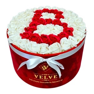 Aranjament floral litera cu 55 trandafiri de sapun in cutie rotunda catifea rosie, litera B