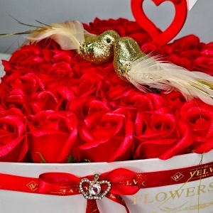 Aranjament floral Love Birds cu 45 trandafiri de sapun si pasari decorative, in cutie inima - Img 3
