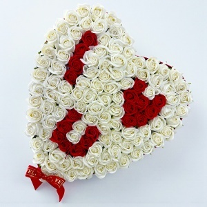 Aranjament floral Love cu 119 trandafiri de sapun in cutie inima 49 cm - Img 6