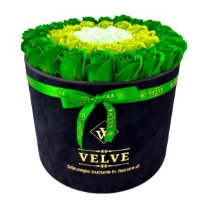 Aranjament Floral Majestic, cu trandafiri din sapun in 3 nuante de verde, in cutie neagra de catifea