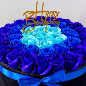 Aranjament Floral Majestic, cu trandafiri din sapun in 3 nuante de albastru, in cutie neagra de catifea, cu mesaj "Happy Birthday" - Img 2
