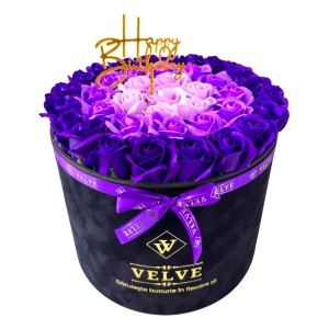 Aranjament Floral Majestic, cu trandafiri din sapun mov, lila si roz deschis, in cutie neagra de catifea, cu mesaj "Happy Birthday"