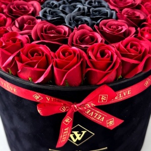 Aranjament Floral Majestic, cu trandafiri din sapun rosii, bordo si negri, in cutie neagra de catifea - Img 2
