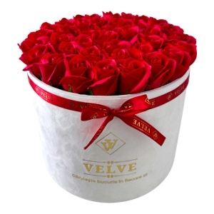 Aranjament Floral Majestic Red, cu trandafiri din sapun, in cutie alba de catifea