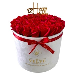 Aranjament Floral Majestic Red, cu trandafiri din sapun, in cutie alba de catifea, cu mesaj "Happy Birthday"