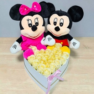 Aranjament floral Mickey & Minnie cu 23 trandafiri de sapun in cutie inima - Img 4
