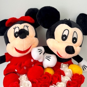 Aranjament floral Mickey & Minnie Mouse cu trandafiri de sapun, in cutie inima alba, 29x35 cm - Img 3