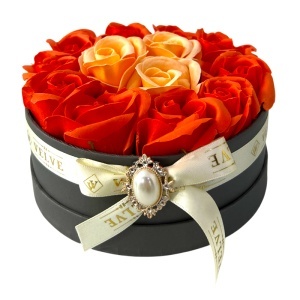 Aranjament floral Olla cu 13 trandafiri de sapun, cutie neagra eleganta cu brosa argintie si perla, 14x6 cm