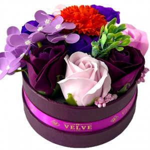 Aranjament floral in cutie rotunda grena, cu trandafiri, hortensie si garoafa de sapun, stamine artizanale si plante artificiale, Portocaliu