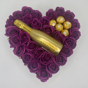 Aranjament floral Opulence, cutie inima cu trandafiri de sapun mov si Prosecco Bottega Gold si praline Ferrero Rocher