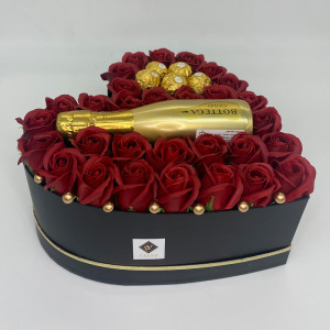 Aranjament floral Opulence, cutie inima cu trandafiri de sapun rosu inchis si Prosecco Bottega Gold si praline Ferrero Rocher - Img 3
