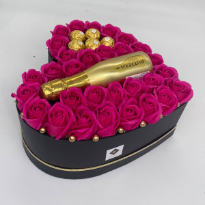 Aranjament floral Opulence, cutie inima cu trandafiri de sapun roz inchis si Prosecco Bottega Gold si praline Ferrero Rocher