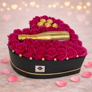 Aranjament floral Opulence, cutie inima cu trandafiri de sapun roz inchis si Prosecco Bottega Gold si praline Ferrero Rocher