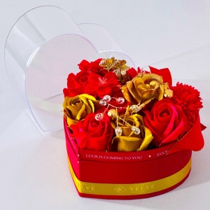 Aranjament floral Pearls, trandafiri de sapun, flori de cires, accesorii perlate, in cutie in forma de inima, Auriu-Rosu, 12cm