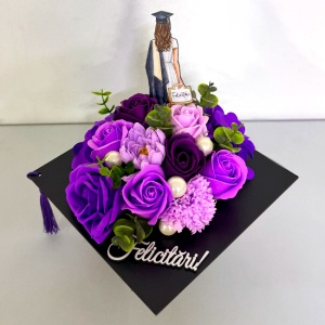 Aranjament floral pentru absolvire, cutie in forma de toca cu topper absolventa si flori de sapun, 20x20x9 cm, Mov - Img 1