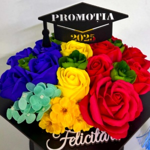 Aranjament floral pentru absolvire, in cutie tip toca, cu flori de sapun, 20x20x23cm, Tricolor - Img 3