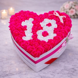 Aranjament floral personalizat cu cifra 18, in cutie tip inima, 101 trandafiri din sapun, Roz-Alb