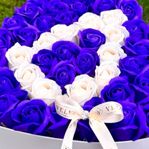 Aranjament floral personalizat cu litera, cutie inima alba cu 55 trandafiri de sapun, Albastru-Alb - Img 4