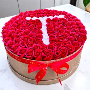 Aranjament floral personalizat cu litera, cutie rotunda aurie cu 151 trandafiri de sapun - Img 4